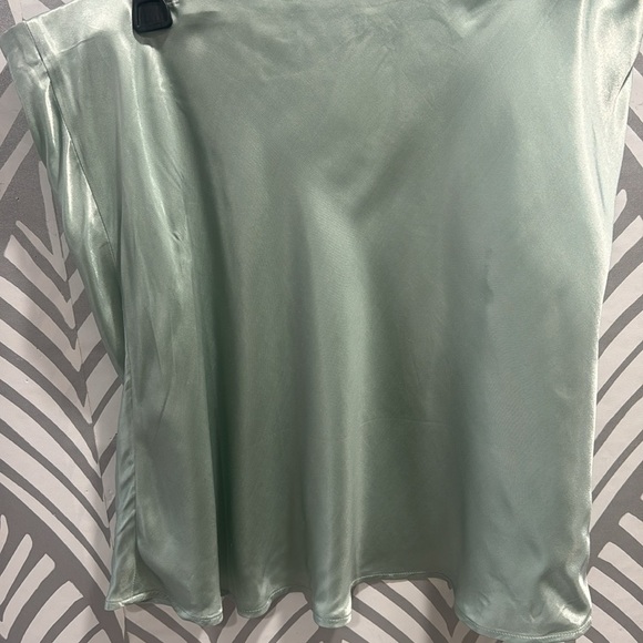 H&M mint green satin like mini skirt - Picture 4 of 7